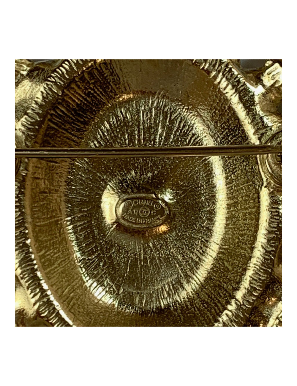 Broche CHANEL ovale en résine noire et perles nacrées