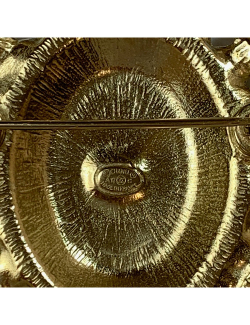 Broche CHANEL ovale en résine noire et perles nacrées