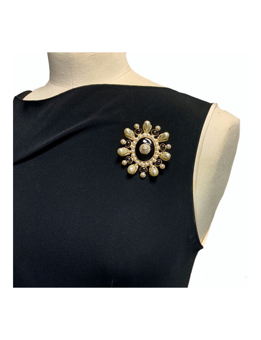 Broche CHANEL ovale en résine noire et perles nacrées