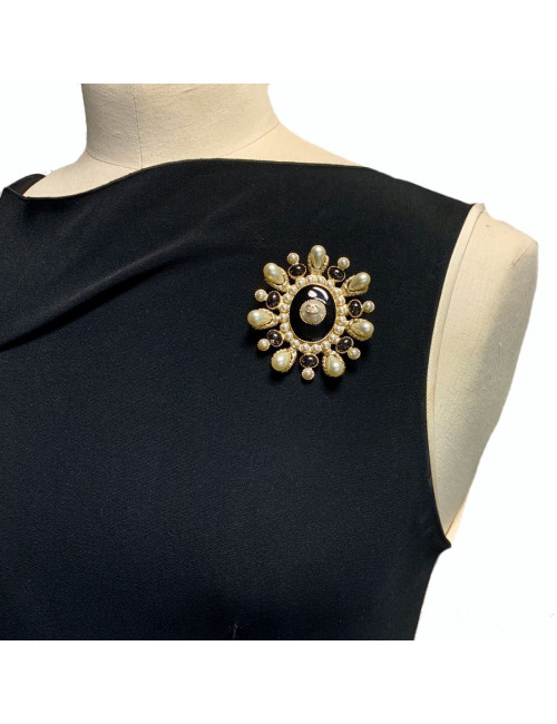 Broche CHANEL ovale en résine noire et perles nacrées