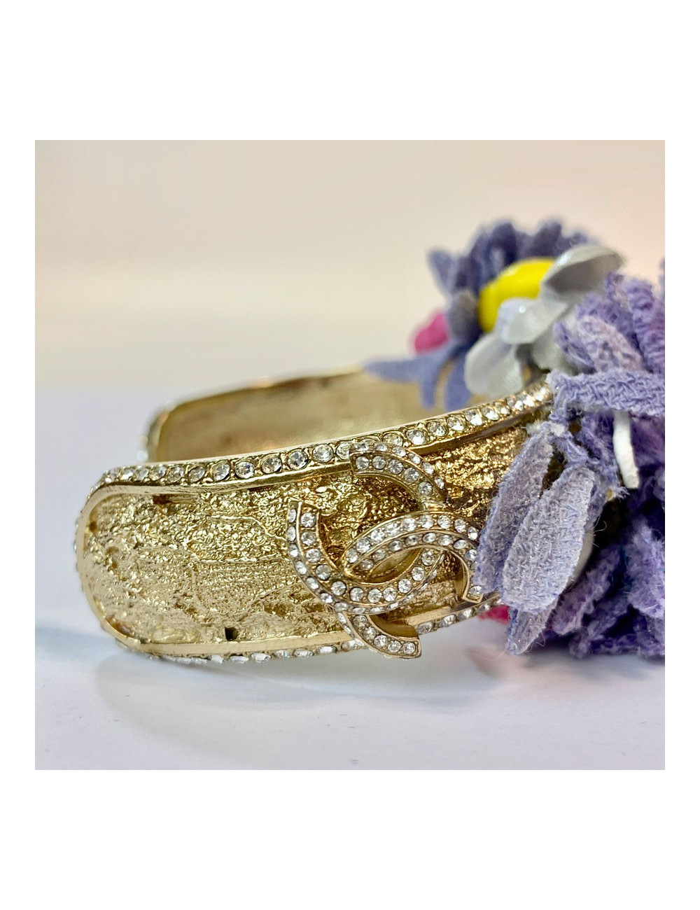 Bracelet CHANEL fleur en métal doré et tissu