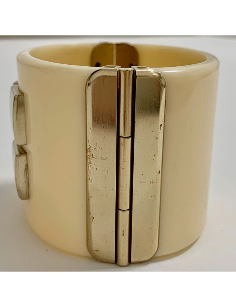 Manchette CHANEL plexiglass ivoire et métal doré 
