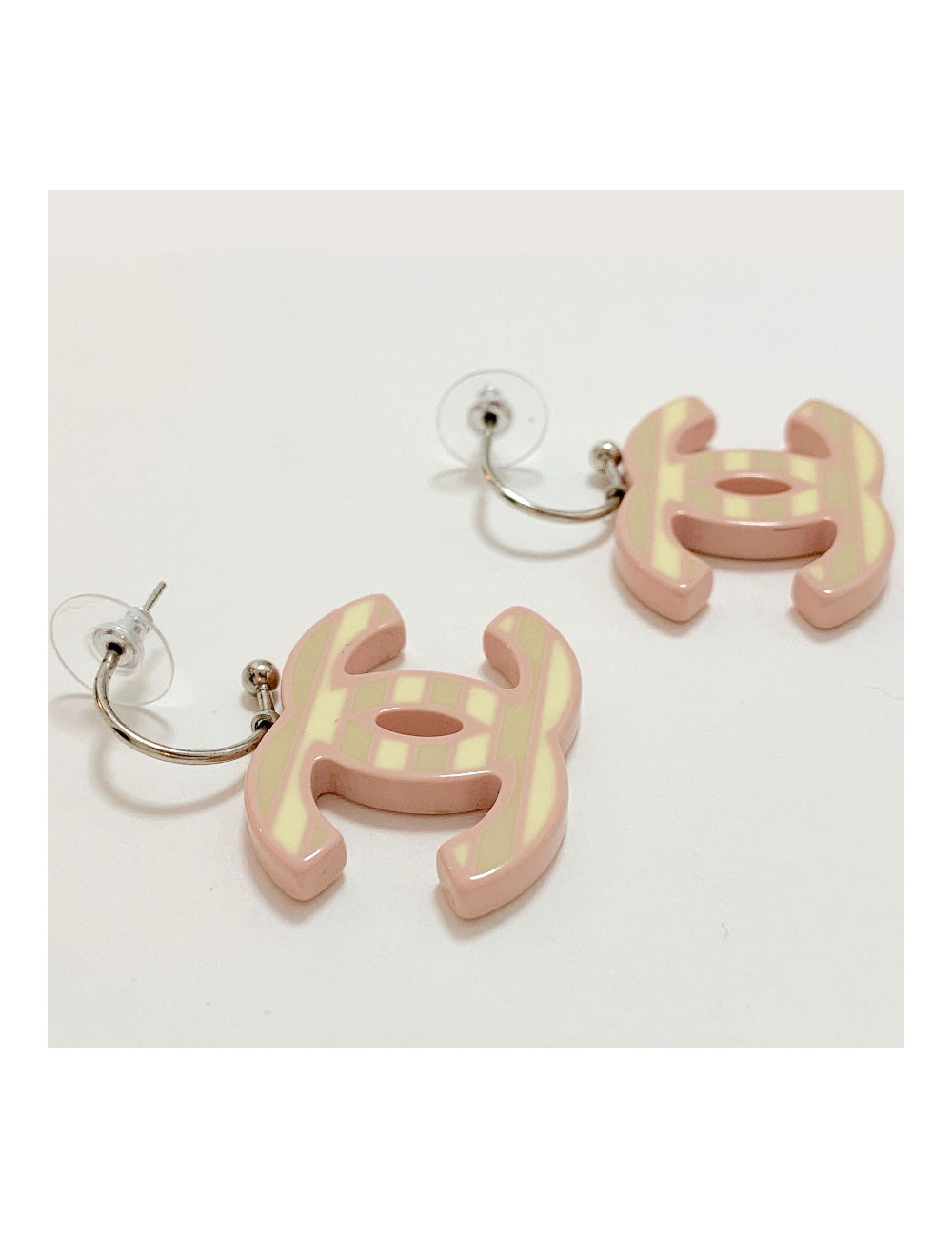 Boucles d'oreille clous CHANEL pendantes "CC"