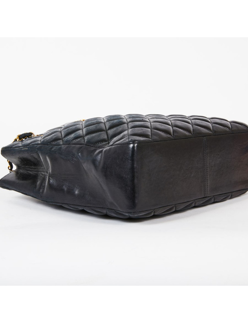 Sac seau CHANEL vintage cuir lisse noir matelassé