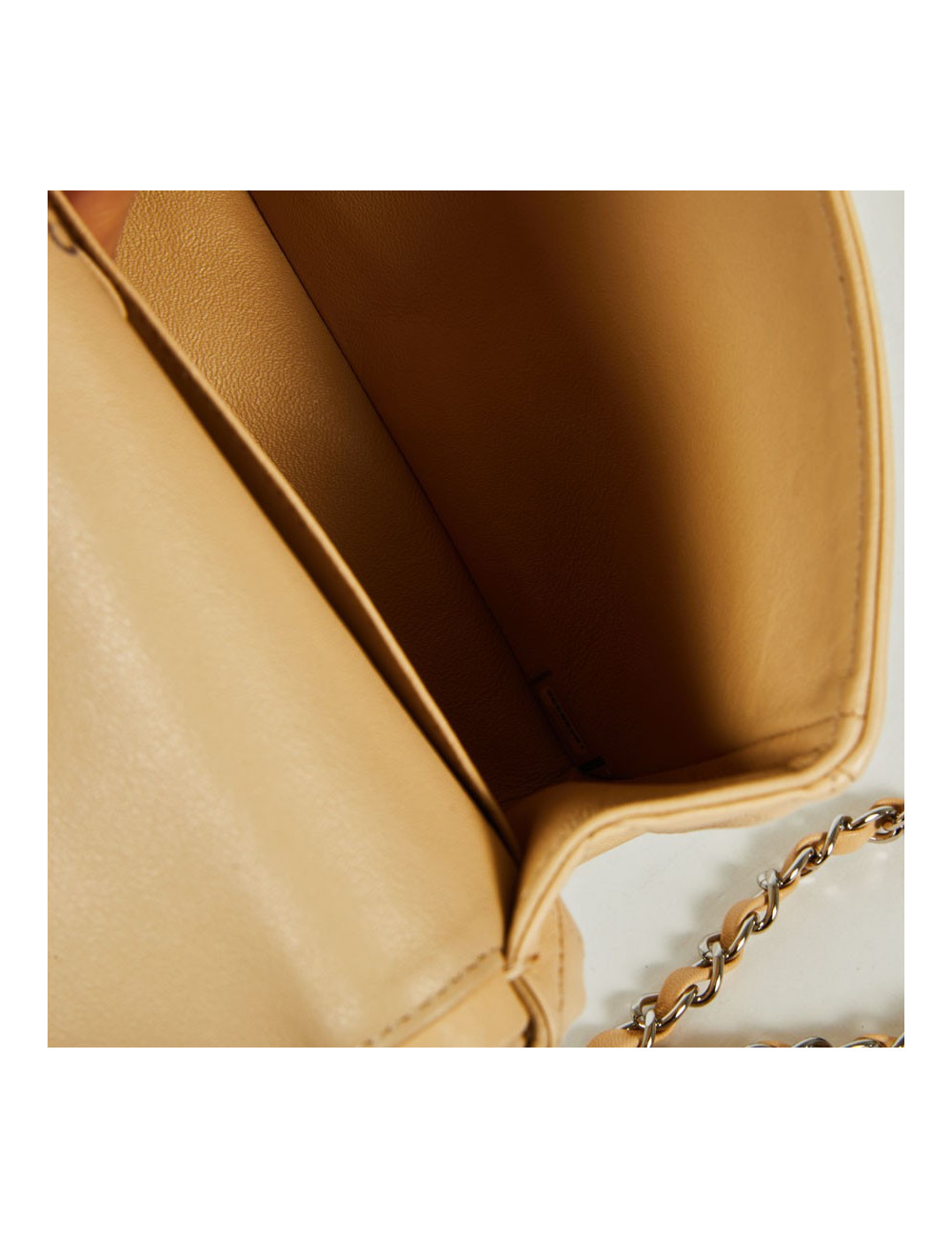 Sac Timeless CHANEL cuir lisse matelassé beige