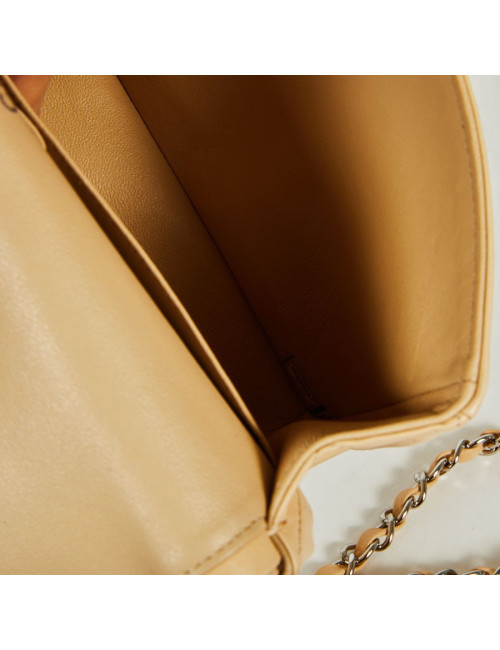 Sac Timeless CHANEL cuir lisse matelassé beige