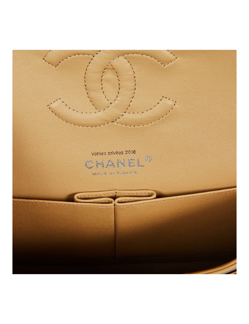 Sac Timeless CHANEL cuir lisse matelassé beige