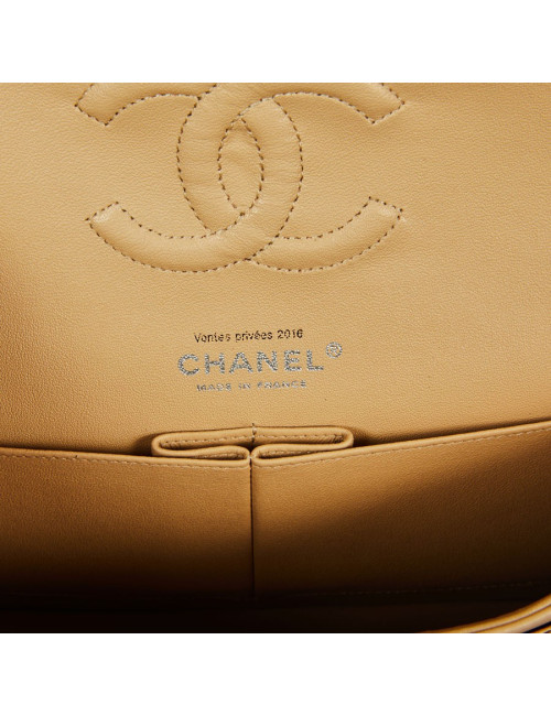 Sac Timeless CHANEL cuir lisse matelassé beige