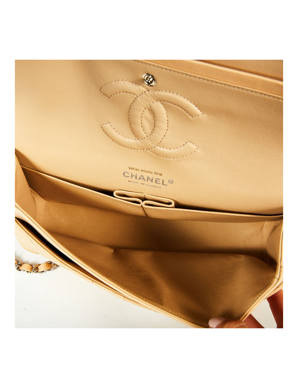 Sac Timeless CHANEL cuir lisse matelassé beige