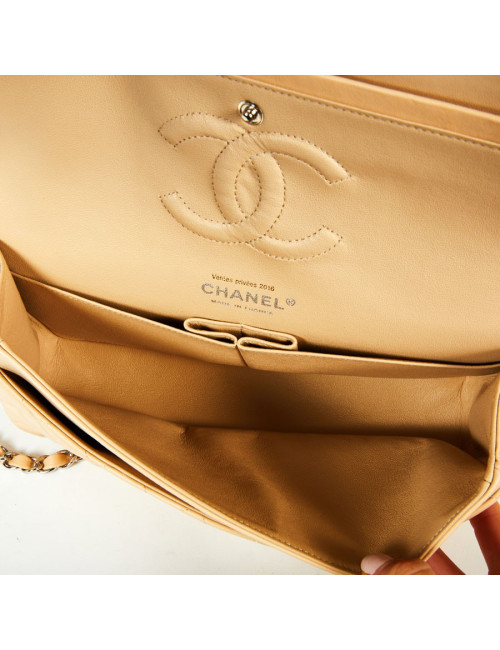 Sac Timeless CHANEL cuir lisse matelassé beige