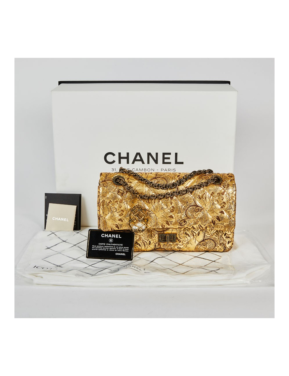 Sac Paris-Moscou CHANEL perforé doré