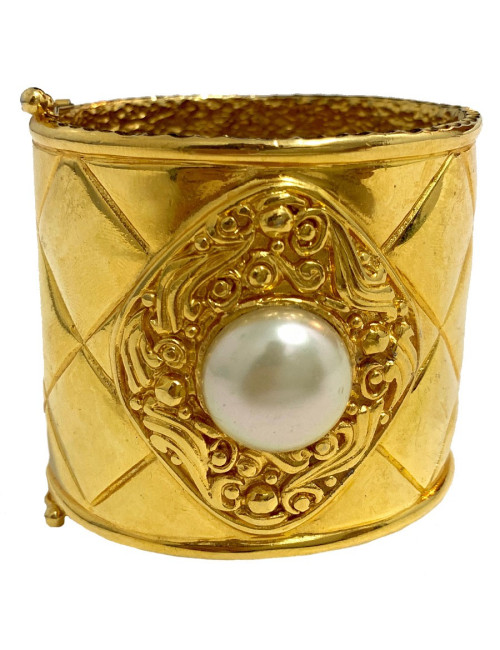 Manchette CHANEL dorée en métal et perle nacrée