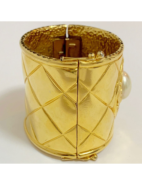 Manchette CHANEL dorée en métal et perle nacrée