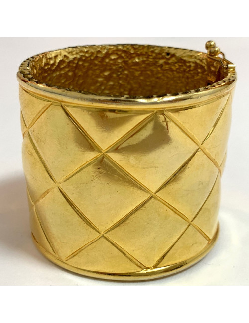 Manchette CHANEL dorée en métal et perle nacrée