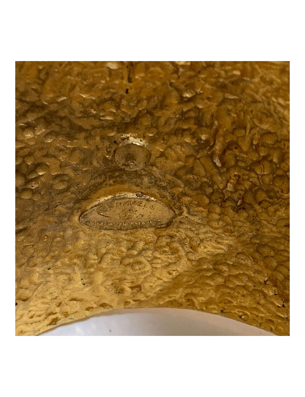 Manchette CHANEL dorée en métal et perle nacrée