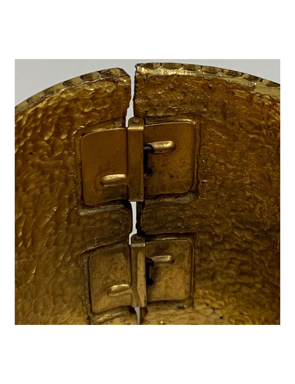 Manchette CHANEL dorée en métal et perle nacrée