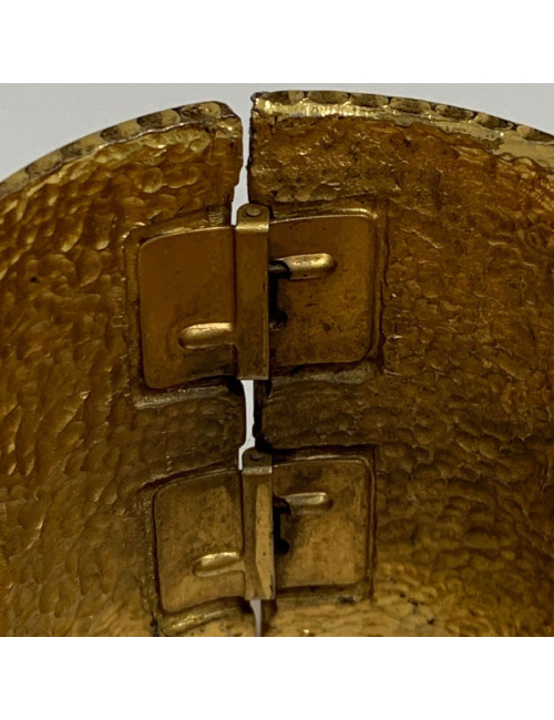 Manchette CHANEL dorée en métal et perle nacrée