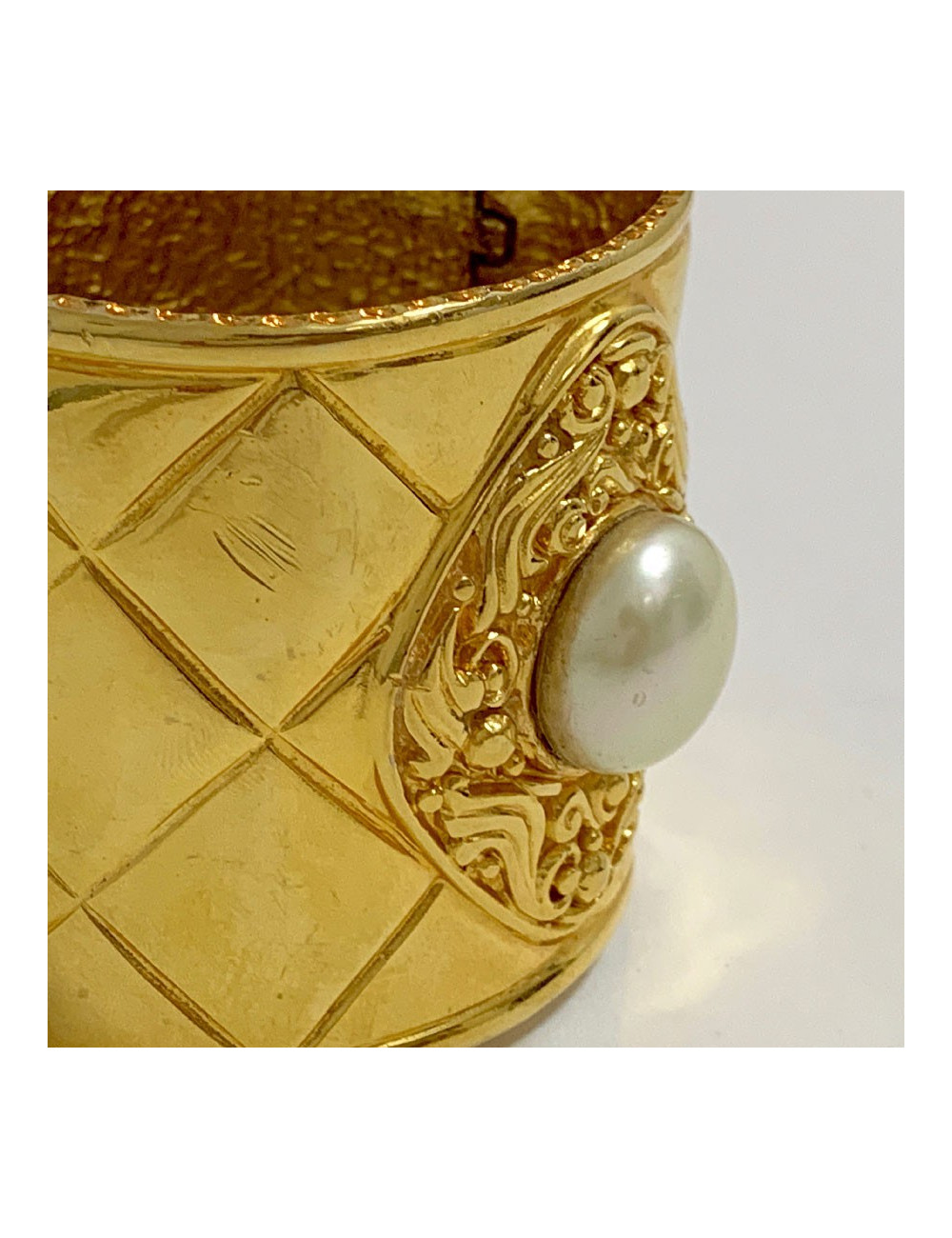 Manchette CHANEL dorée en métal et perle nacrée