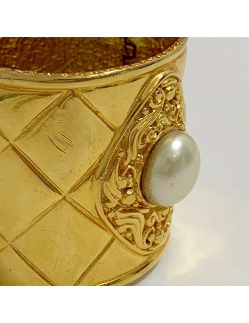 Manchette CHANEL dorée en métal et perle nacrée