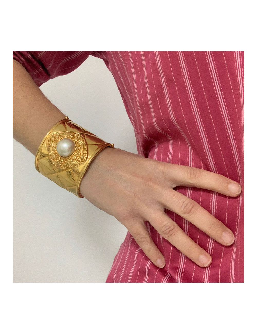 Manchette CHANEL dorée en métal et perle nacrée