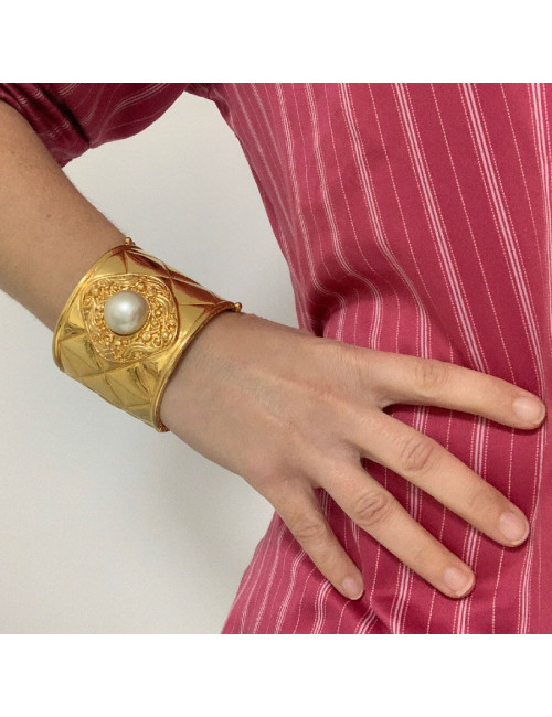 Manchette CHANEL dorée en métal et perle nacrée