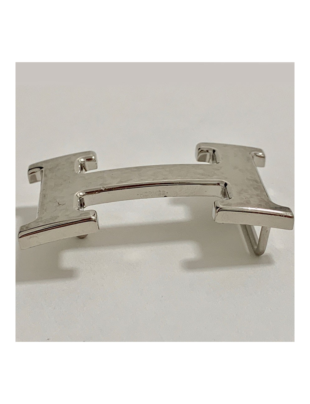 Boucle H HERMES en métal argenté martelé