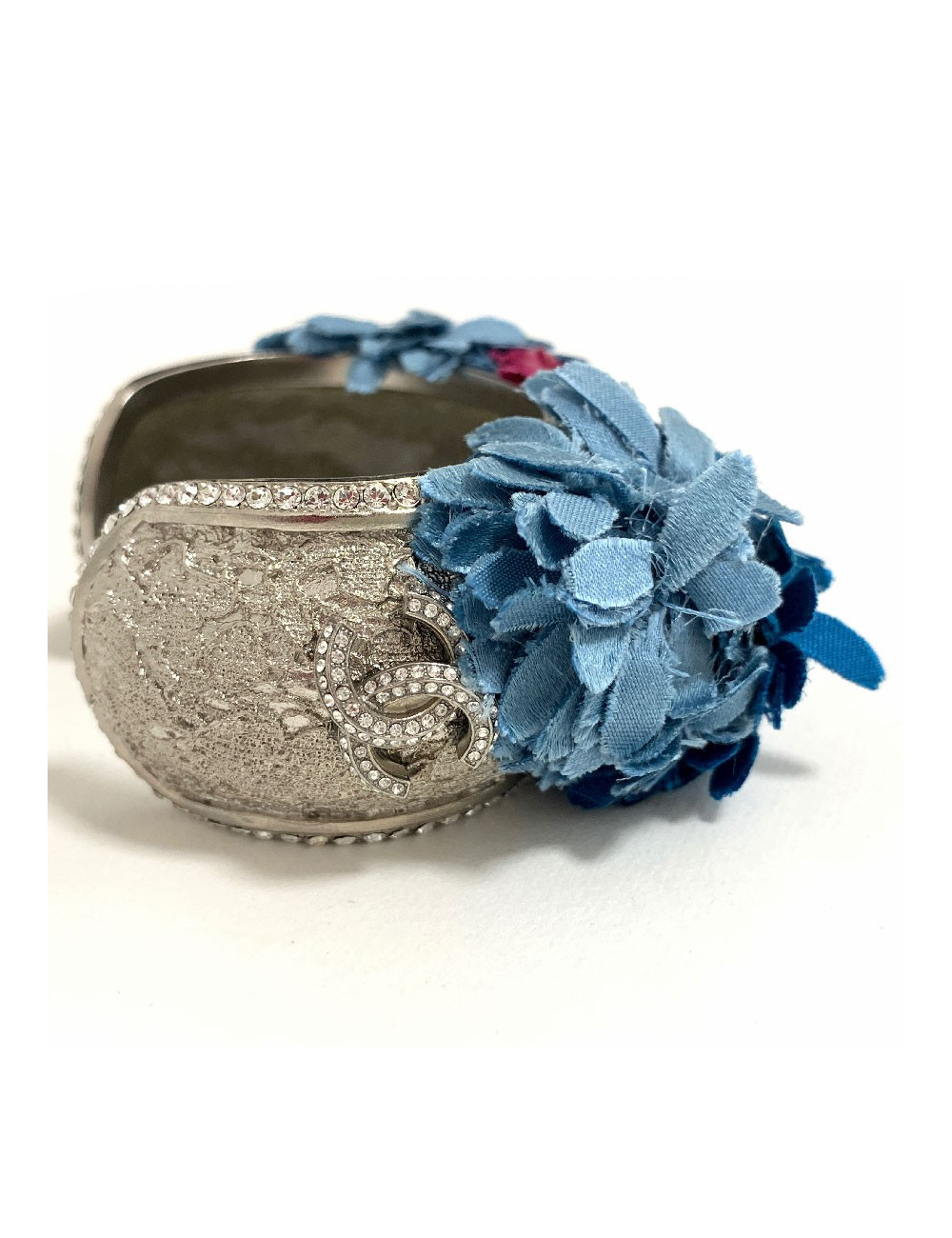 Bracelet CHANEL rigide argenté et fleurs en tissu