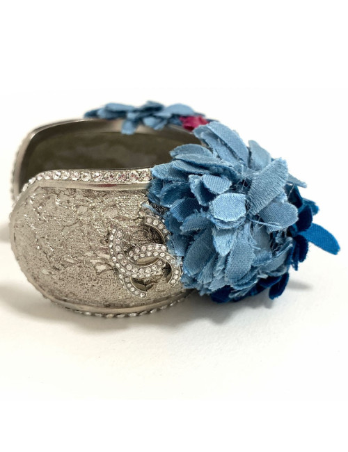 Bracelet CHANEL rigide argenté et fleurs en tissu
