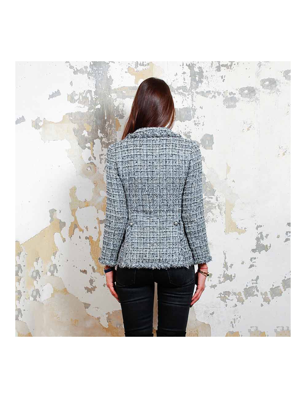 Veste T34 CHANEL en tweed gris avec fils blanc, rose et bleu