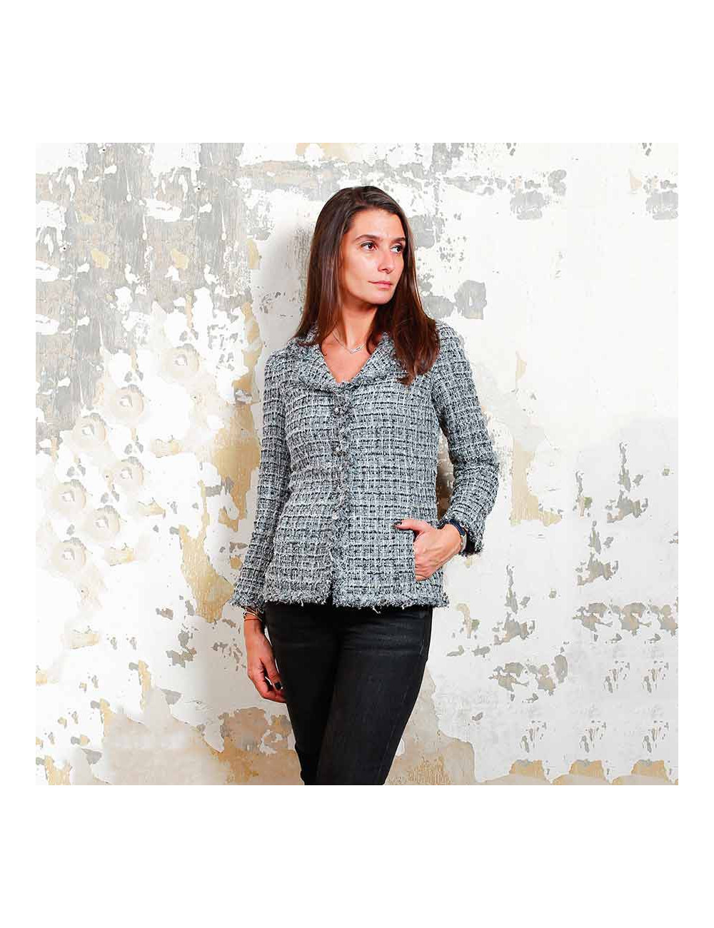 Veste T34 CHANEL en tweed gris avec fils blanc, rose et bleu