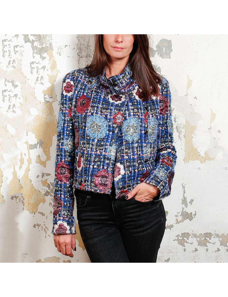 Veste CHANEL courte double boutonnage tweed bleu et rose  pastel et camélias tissu métallisé