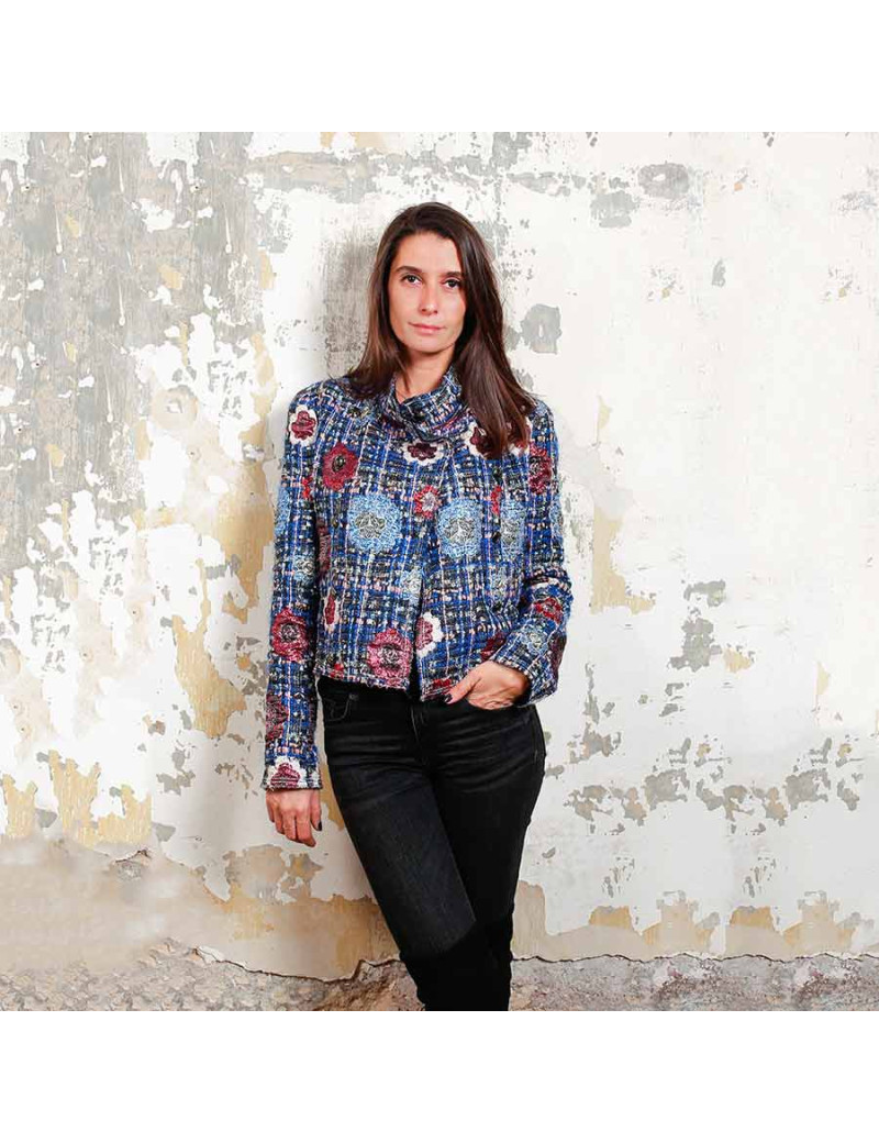 Veste CHANEL T 36 croisée tweed bleu et rose  pastel et camélias brodés de fils métalisés