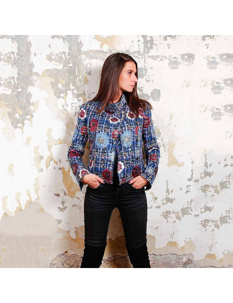 Veste CHANEL courte double boutonnage tweed bleu et rose  pastel et camélias tissu métallisé