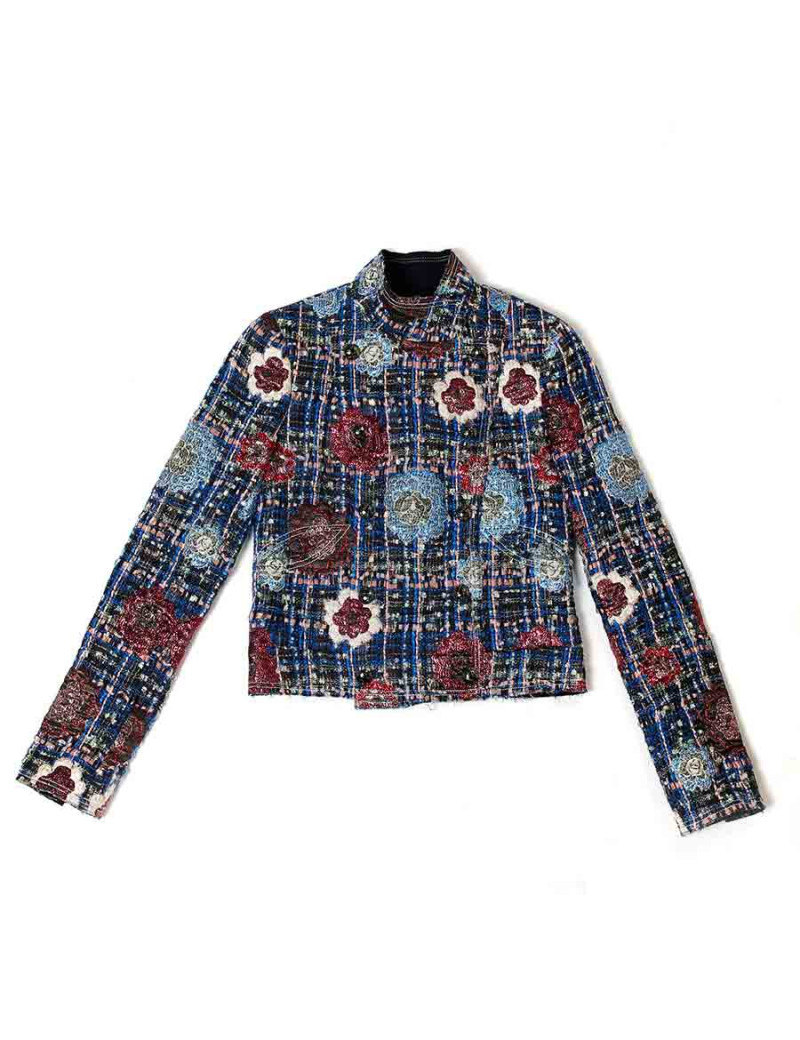Veste CHANEL courte double boutonnage tweed bleu et rose  pastel et camélias tissu métallisé