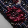 Veste CHANEL courte double boutonnage tweed bleu et rose pastel et camélias tissu métallisé