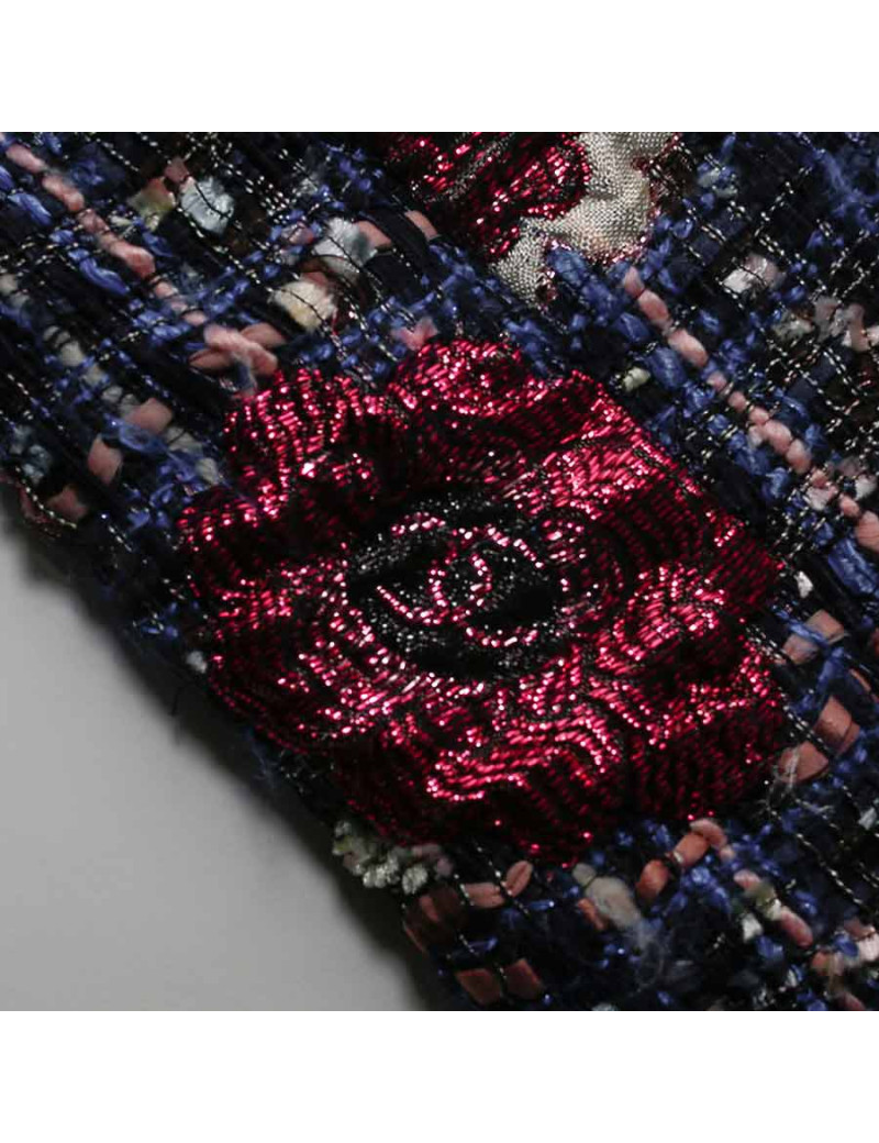 Veste CHANEL T 36 croisée tweed bleu et rose  pastel et camélias brodés de fils métalisés