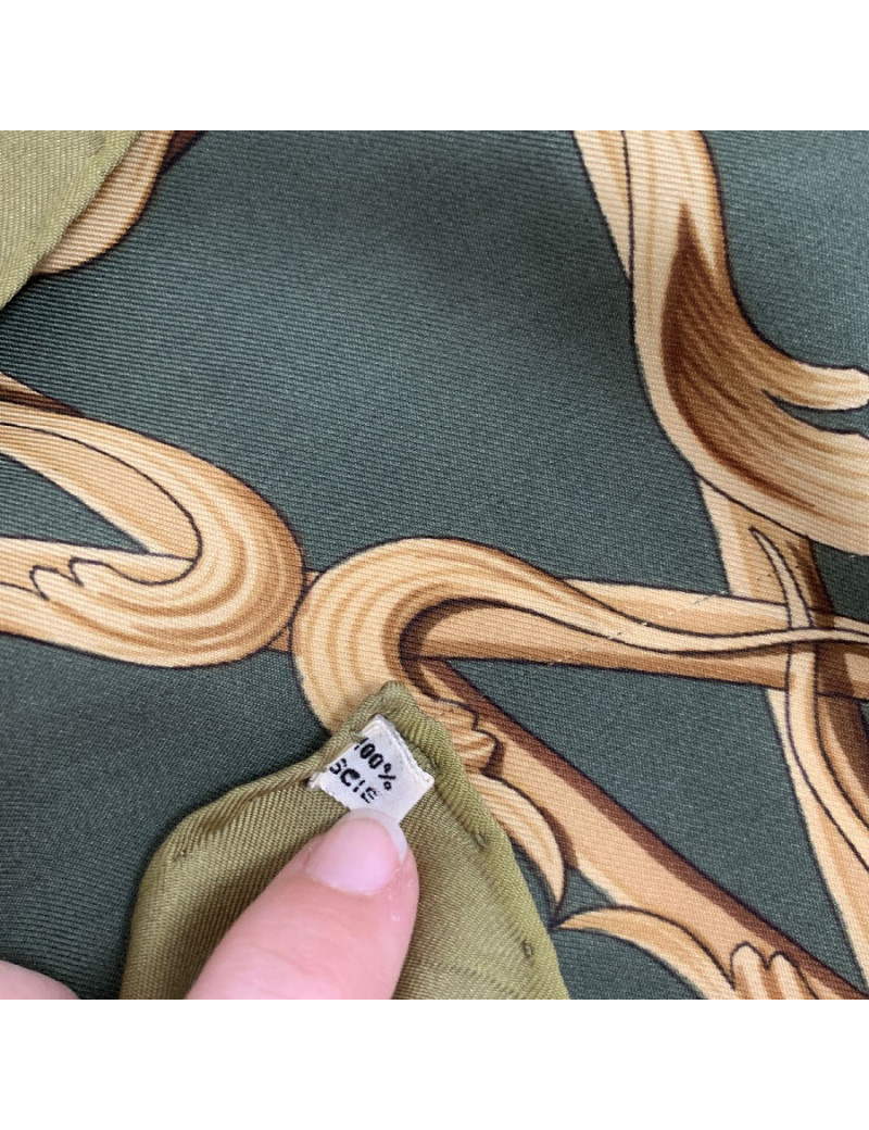 Carré HERMES SOIE 100 %