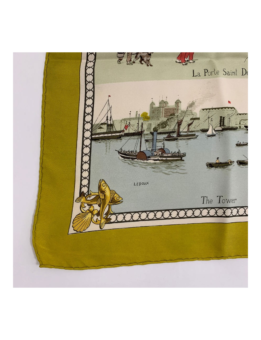 Carré HERMES "Paris London-Cent ans à Londres" en soie beige, vert et jaune