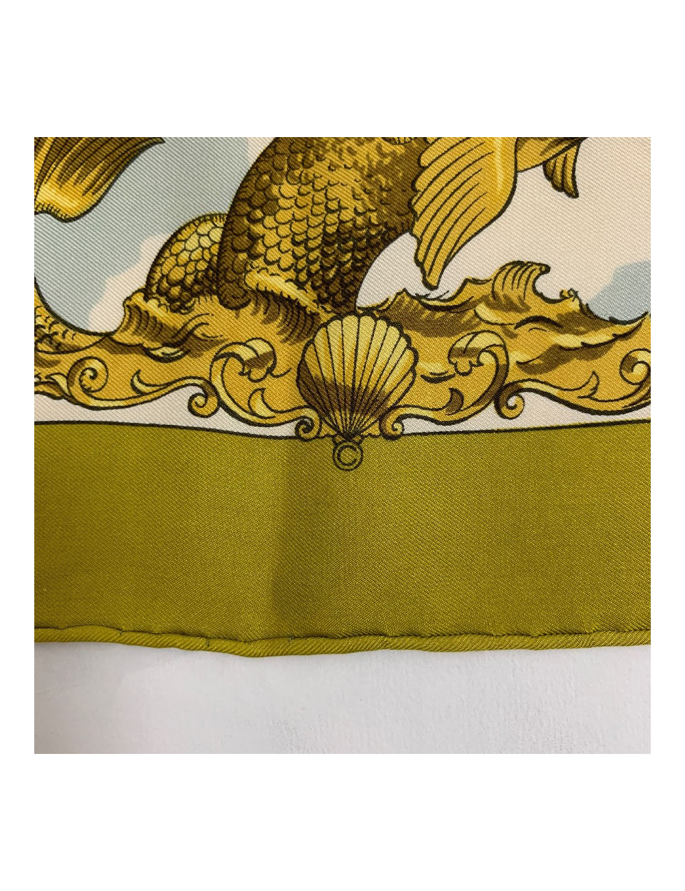 Carré HERMES "Paris London-Cent ans à Londres" en soie beige, vert et jaune