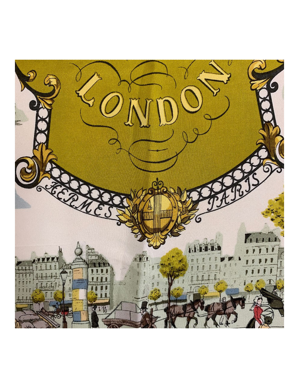 Carré HERMES "Paris London-Cent ans à Londres" en soie beige, vert et jaune
