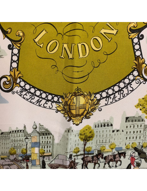 Carré HERMES "Paris London-Cent ans à Londres" en soie beige, vert et jaune