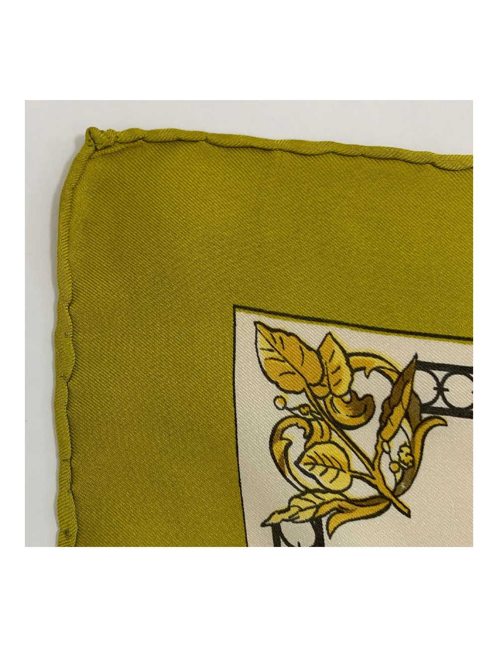 Carré HERMES "Paris London-Cent ans à Londres" en soie beige, vert et jaune