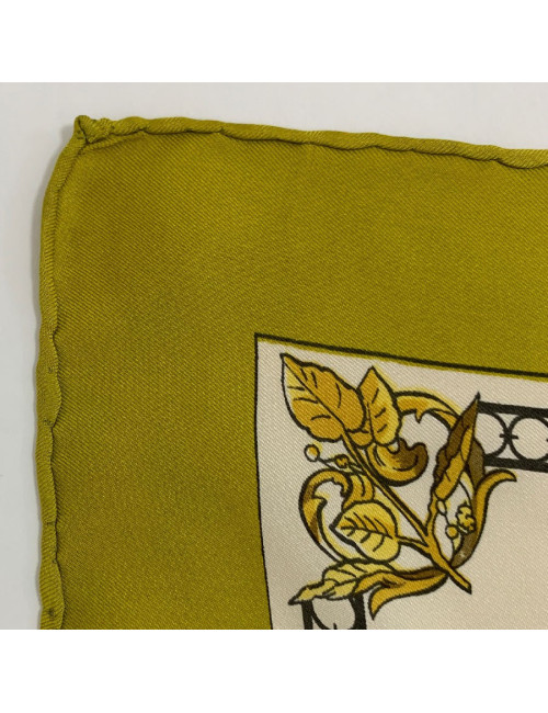 Carré HERMES "Paris London-Cent ans à Londres" en soie beige, vert et jaune