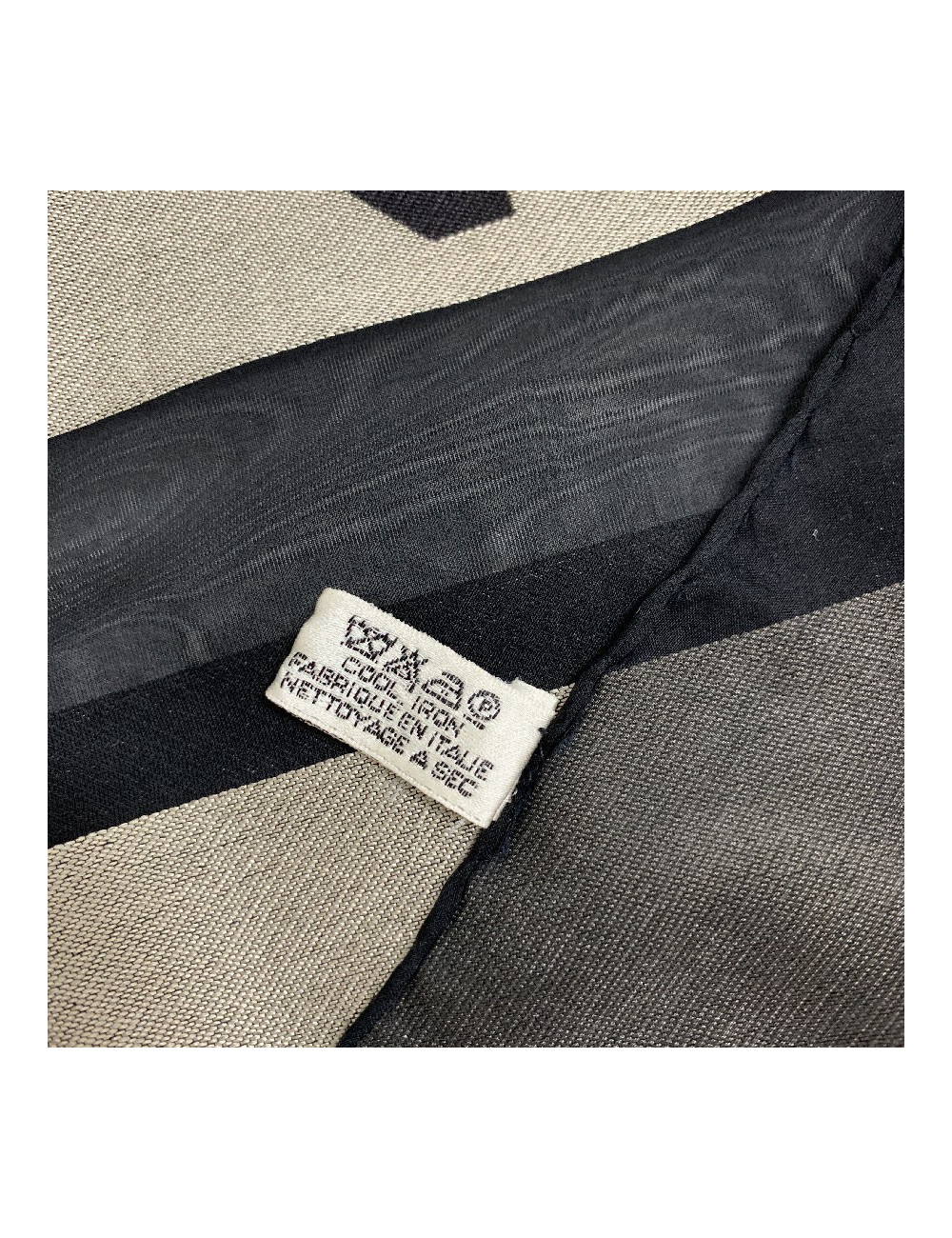 Foulard soie CHANEL noir et gris