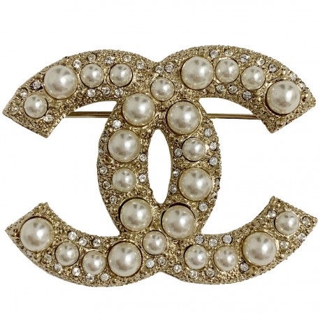 CHANEL CC brooch in gilded metal and pearls