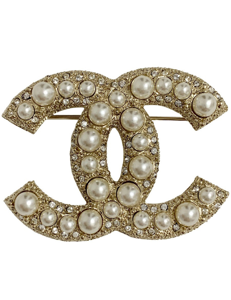 CHANEL CC brooch in gilded metal and pearls