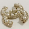 CHANEL CC brooch in gilded metal and pearls