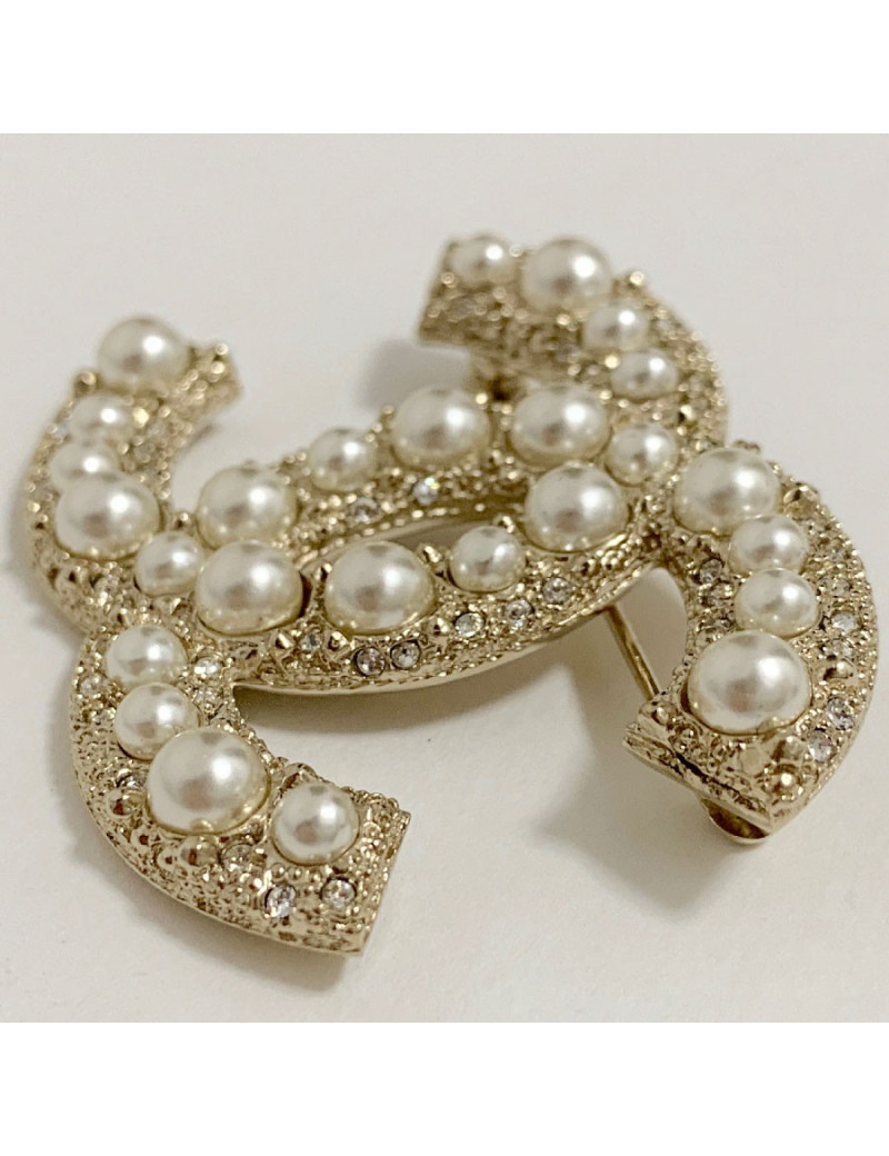 CHANEL CC brooch in gilded metal and pearls