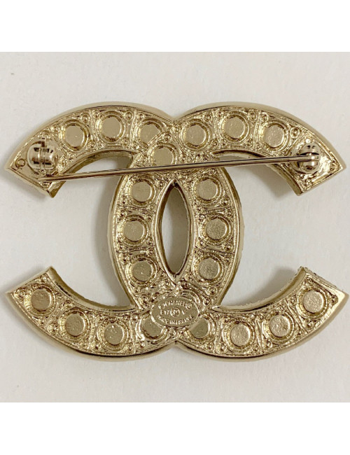 CHANEL CC brooch in gilded metal and pearls