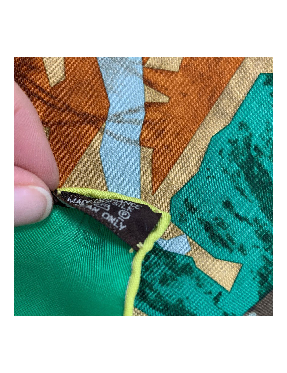 Carré HERMES "pierre Loti ou l'âme voyageuse" soie 100%